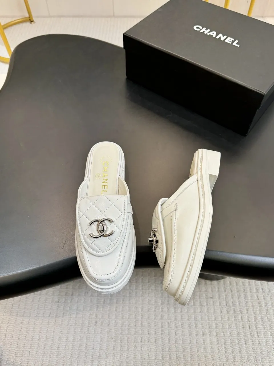 👟👟Ex-factory price 560👟👟 🔥🔥🔥Xiaoxiang official website synchronizes the high version of CHANEL 2025 Chanel top buckle exposed heel shoes, a must-have hot style for early spring, the goddess series, with the elegant and ladylike temperament of the fragrance family, super durable, irresistible, and exciting... ▪️The upper is imported sheepskin ▪️Inside imported sheep lining (same as the original) ▪️Original model opening, genuine leather outsole🇮🇹 ▪️Standard code 35- 41 42 Customized, non-returnable